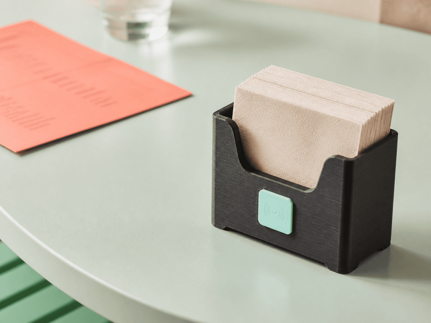 Servilletero NFC negro en un entorno de hostelería